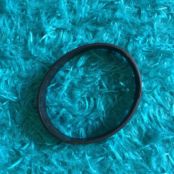 Safe Place black and yellow silicone bracelet - Picture 3 of 5